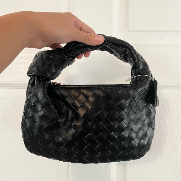 ✖️SOLD✖️ Small Black Woven Purse W/ Knotted Top Handle - Picture 4 of 10